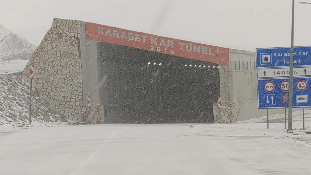 3 bin rakımlı Karabet Geçidi'nde kar yağışı