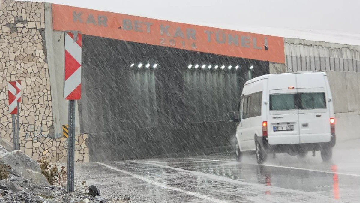 3 bin rakımlı Karabet Ge&ccedil;idi'nde sis ve kar yağışı etkili oluyor