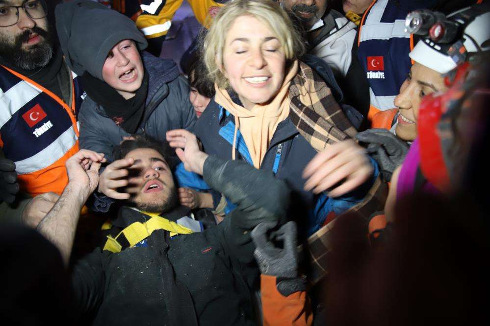 94 saat sonra enkaz altından yürüyerek çıktı