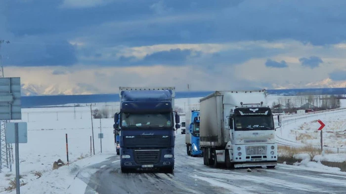Adilcevaz&rsquo;da kar ve buzlanma nedeniyle onlarca ara&ccedil; yolda kaldı