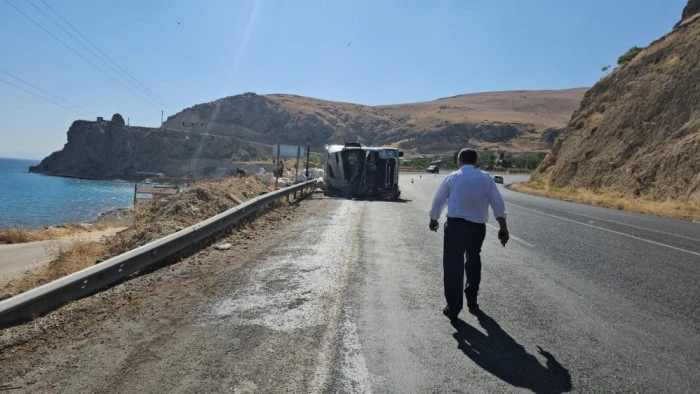 Adilcevaz'da saman yüklü tır devrildi: 2 kişi yaralandı