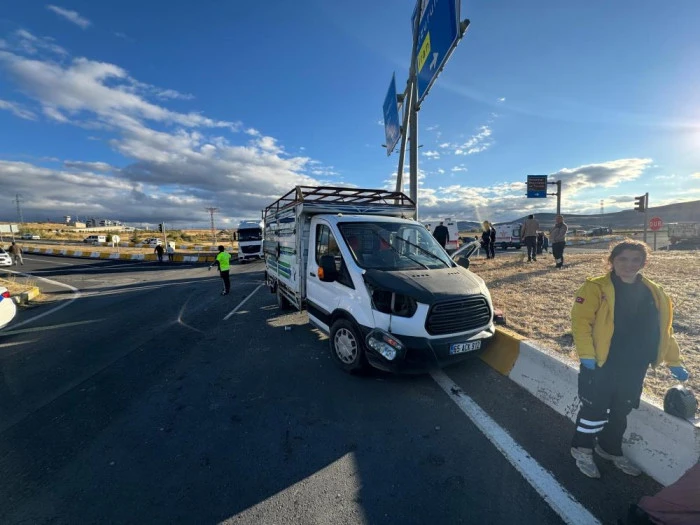 Ağrı’da ambulans kamyonetle çarpıştı: 2’si ağır 7 yaralı