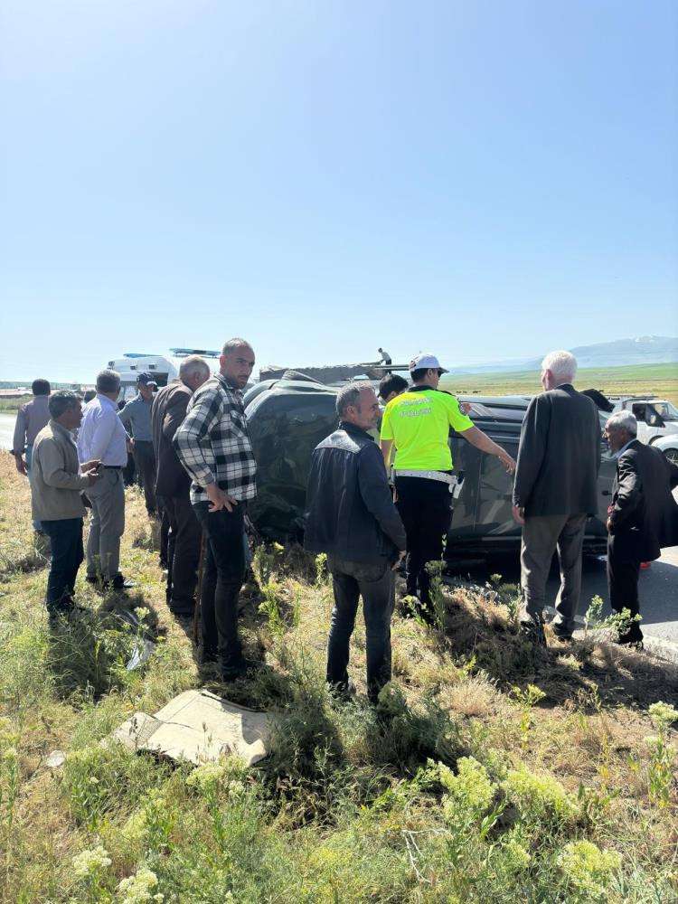 Ağrı'da iki otomobil çarpıştı: 4 yaralı