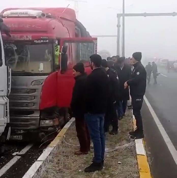 Ağrı’da yoğun sis, 3 araç kaza yaptı