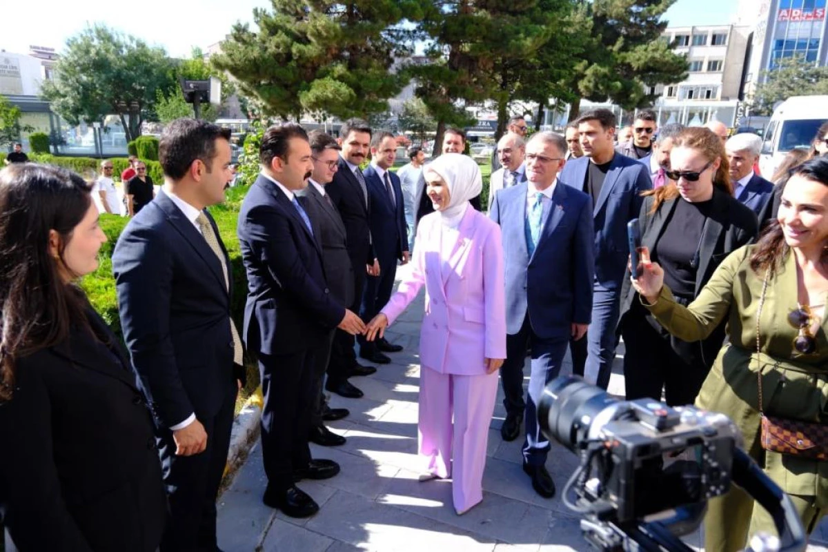 Aile ve Sosyal Hizmetler Bakanı G&ouml;ktaş Van'da
