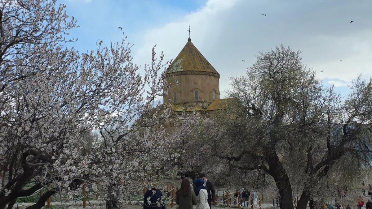 Akdamar Adası'nda 23 Nisan yoğunluğu