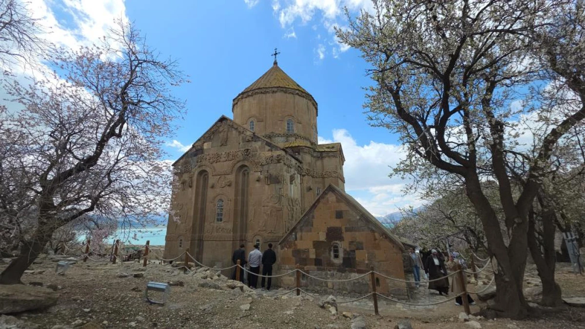 Akdamar Adası'nda renk c&uuml;mb&uuml;ş&uuml;