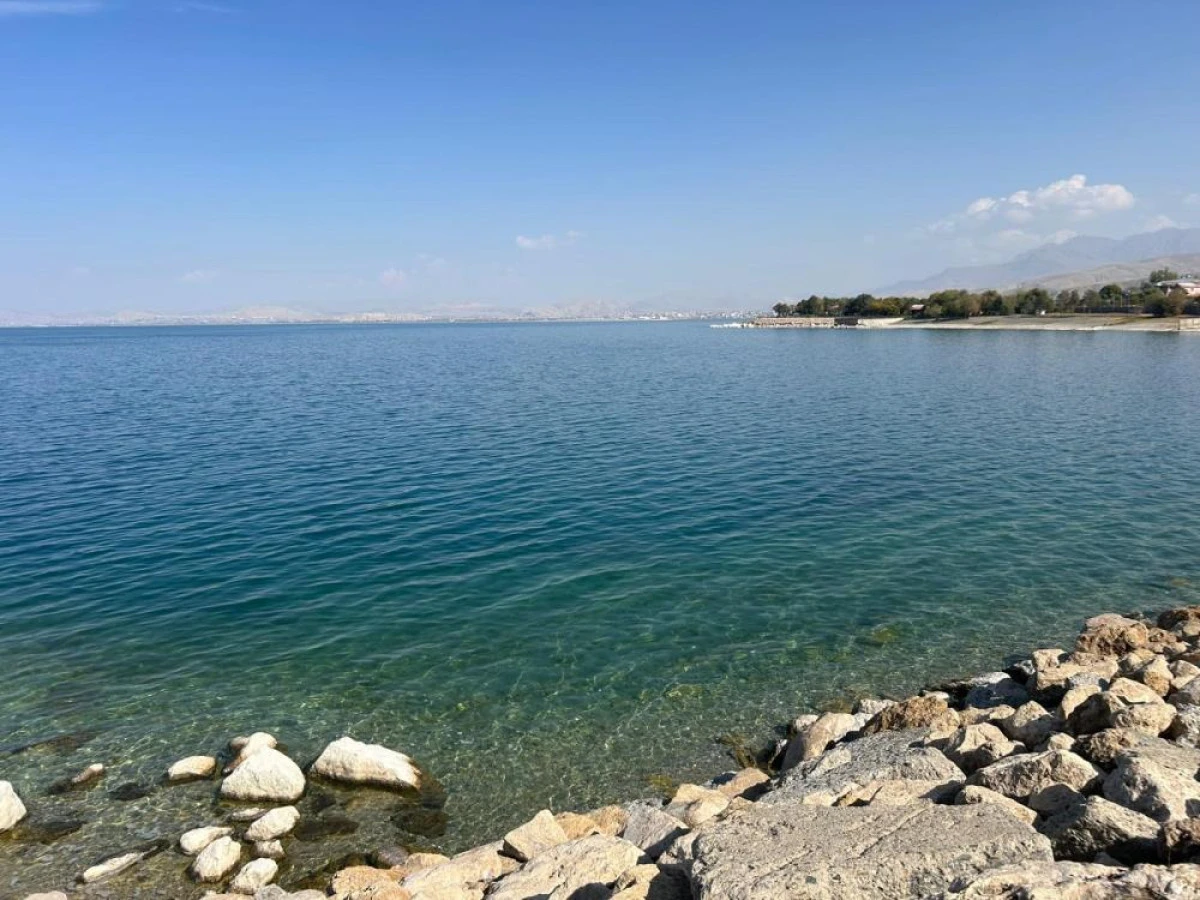 Akdeniz iklimi Van Gölü Havzası'nı etkisi altına alıyor