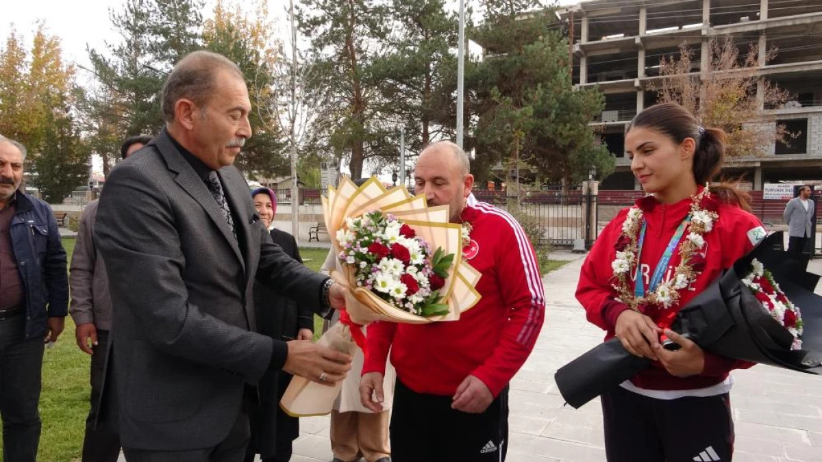Altın madalyalı boksör Evin Erginoğuz çiçeklerle karşılandı