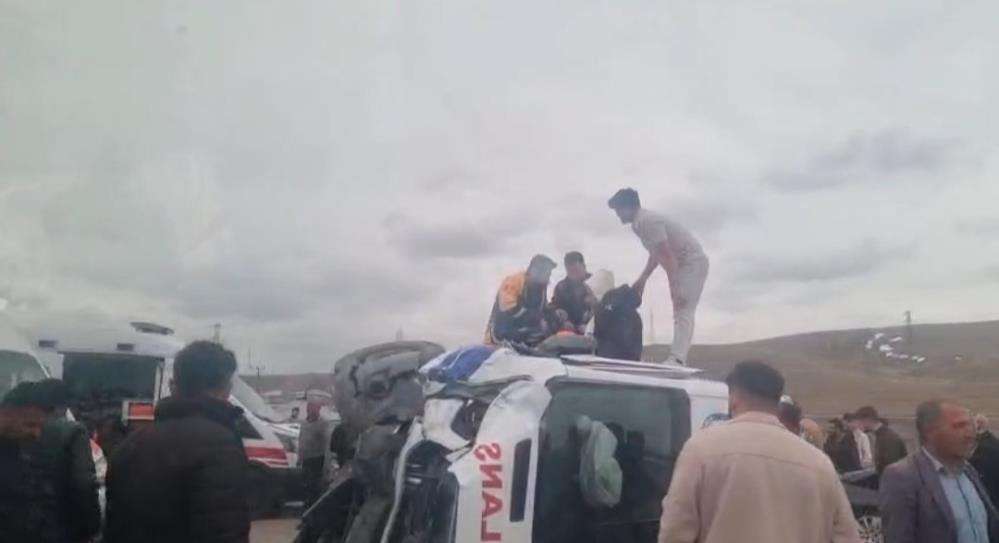 Ambulansla otomobil çarpıştı: 5 yaralı