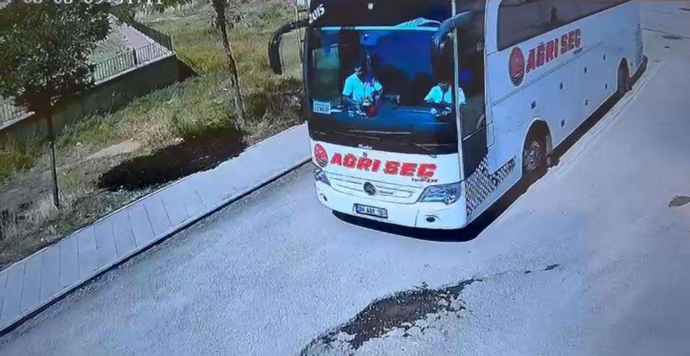 Ankara'da kaza yapan otobüsün Ağrı'dan çıktığı anlar güvenlik kameralarına yansıdı