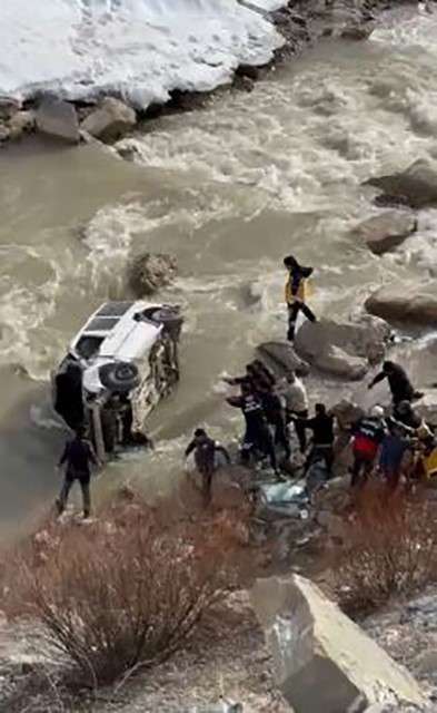 Ara&ccedil; dereye u&ccedil;tu: 1 yaralı, 1 kayıp