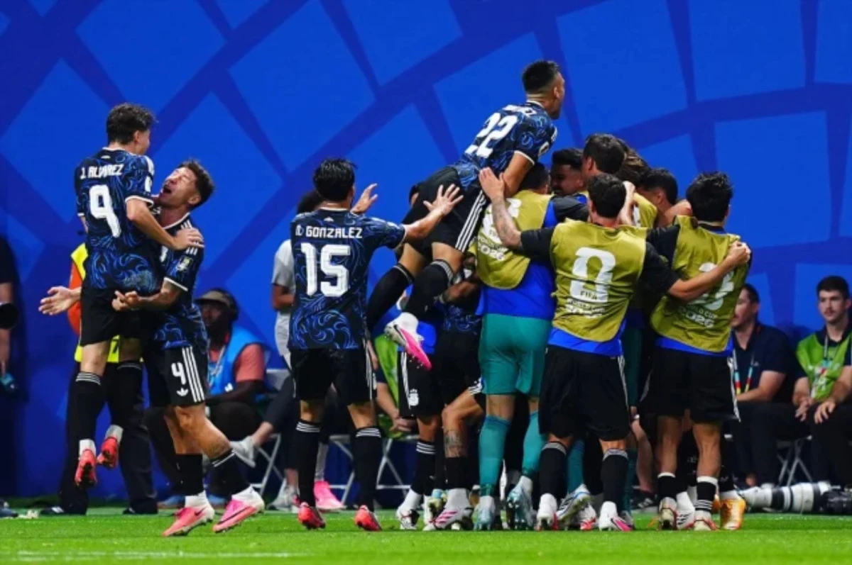Arjantin geriden gelip İngiltere'yi devirerek finale &ccedil;ıktı