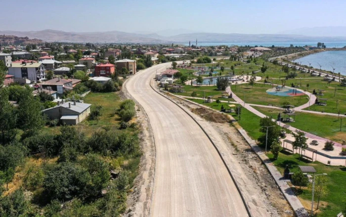 Van Gölü gerdanlığı sahil yolunda 3. etap çalışmaları devam ediyor
