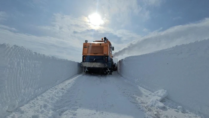Aydınlar'da kar hayatı fel&ccedil; etti: Valilikten kar savurma makinesi desteği