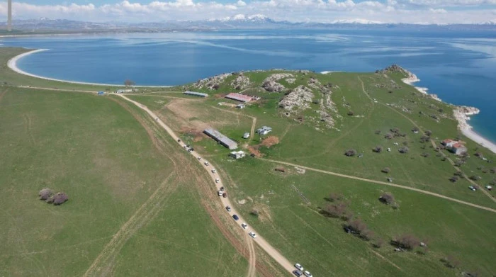Badem &ccedil;i&ccedil;ekleri &Ccedil;arpanak Yarımadası'nda g&ouml;rsel ş&ouml;len sundu