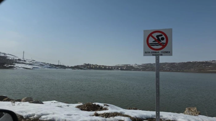 Bahar y&uuml;z&uuml;n&uuml; g&ouml;sterdi: Sıhke G&ouml;leti'nin buzları tamamen &ccedil;&ouml;z&uuml;ld&uuml;