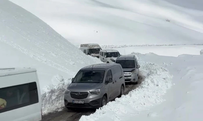 Bah&ccedil;esaray-Hizan karayoluna &ccedil;ığ d&uuml;şt&uuml;: Yol yaklaşık 4 saat kapalı kaldı