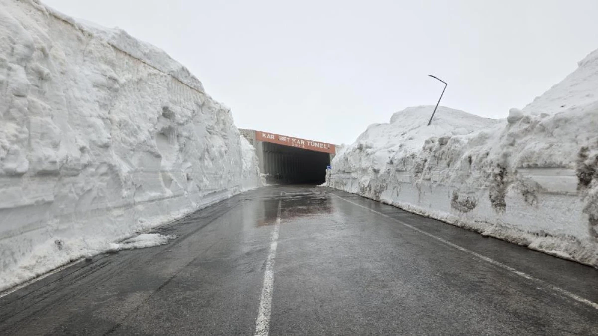 Bah&ccedil;esaray yolu kontroll&uuml; olarak ulaşıma a&ccedil;ıldı