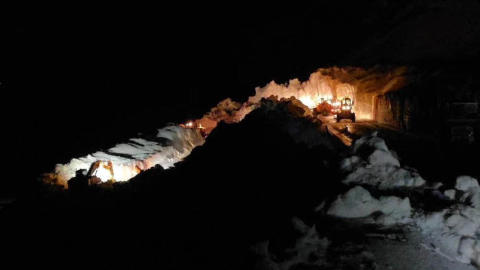Bah&ccedil;esaray yolunda gece mesaisi