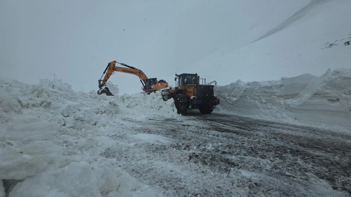 Bah&ccedil;esaray yolundaki &ccedil;alışma kar yağışı altında devam ediyor