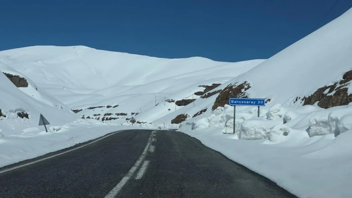Bah&ccedil;esaray yolundaki &ccedil;alışmalara &ccedil;ığ riski nedeniyle ara verildi