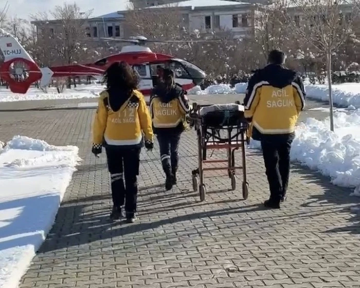 Bah&ccedil;esaray'da 37 haftalık gebe helikopter ambulansla Van'a sevk edildi