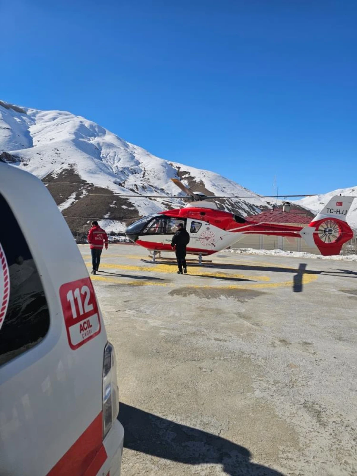 Bah&ccedil;esaray'da 40 yaşındaki hasta ambulans helikopter ile Van'a getirildi