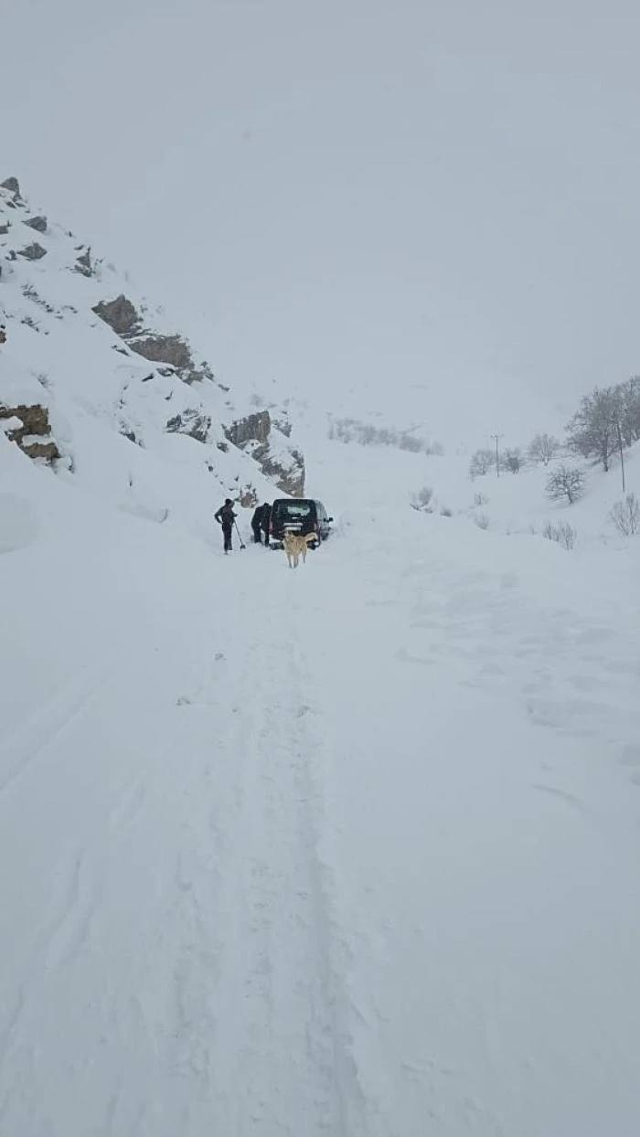 Bah&ccedil;esaray&rsquo;da &ccedil;ığ faciası son anda atlatıldı: Ara&ccedil;taki aile &ouml;l&uuml;mden d&ouml;nd&uuml;