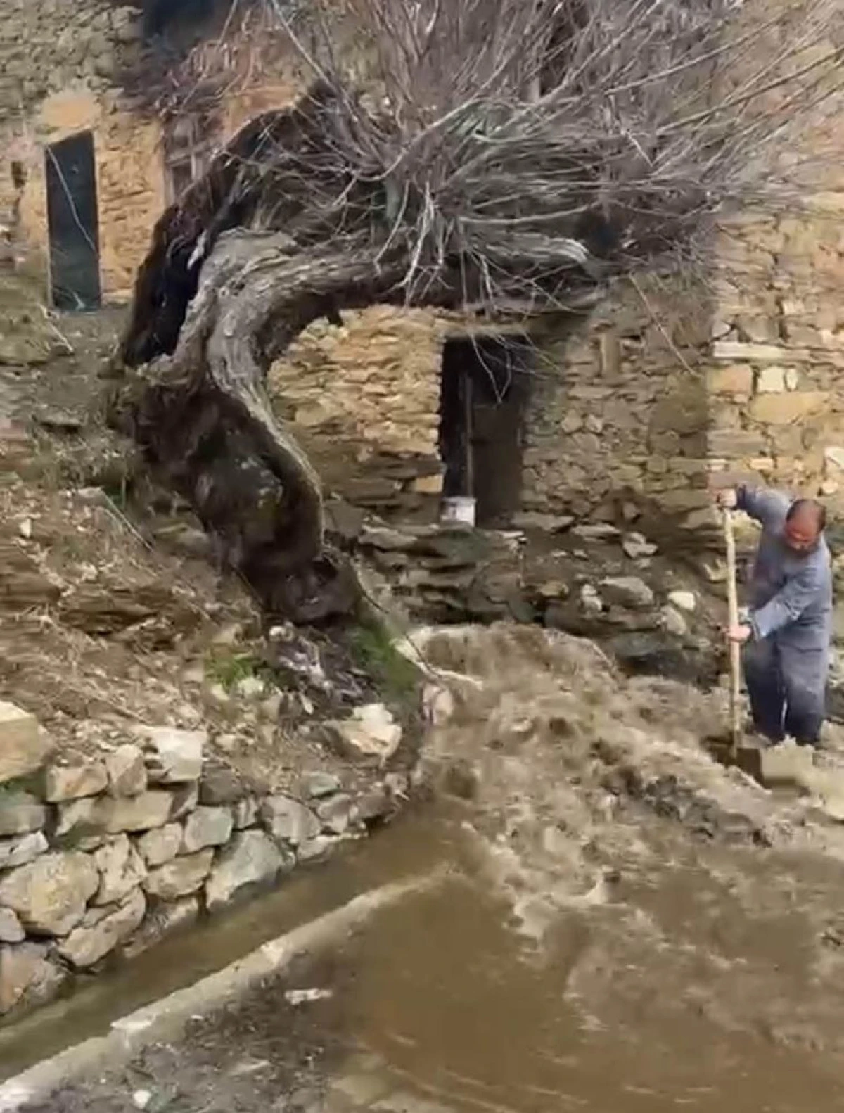 Bah&ccedil;esaray&rsquo;da dağlarda kar, mahallede sel