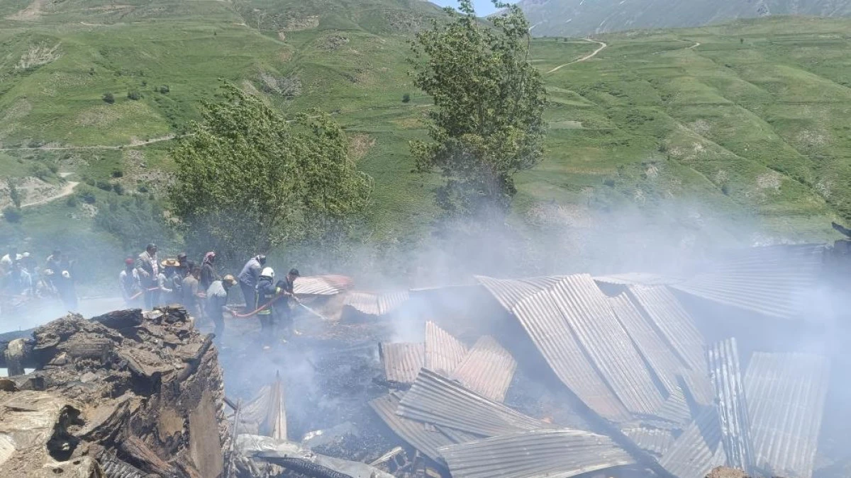 Bahçesaray'da ev yangını: Dumandan zehirlenen 14 yaşındaki çocuk öldü