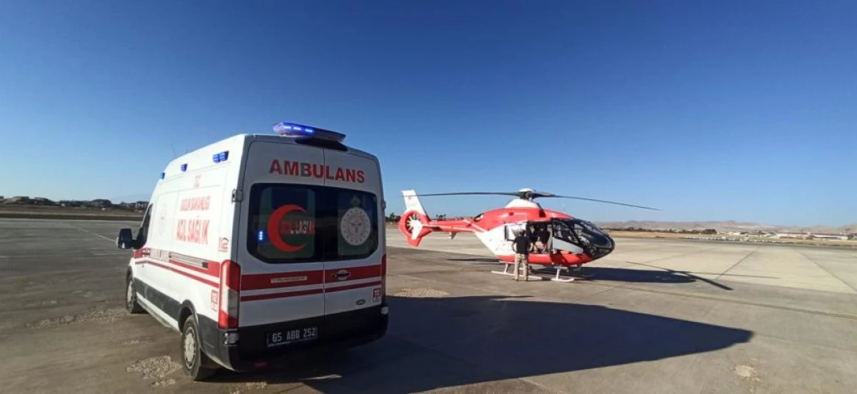 Bahçesaray'da kalp krizi geçiren hasta, helikopter ambulansla Van'a sevk edildi