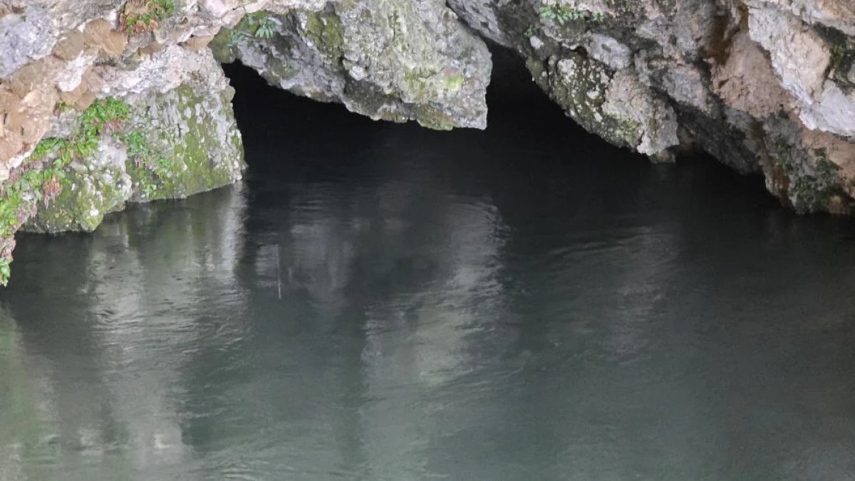 Bah&ccedil;esaray'da mağaradan &ccedil;ıkan doğal su kaynağı ilgi odağı oldu