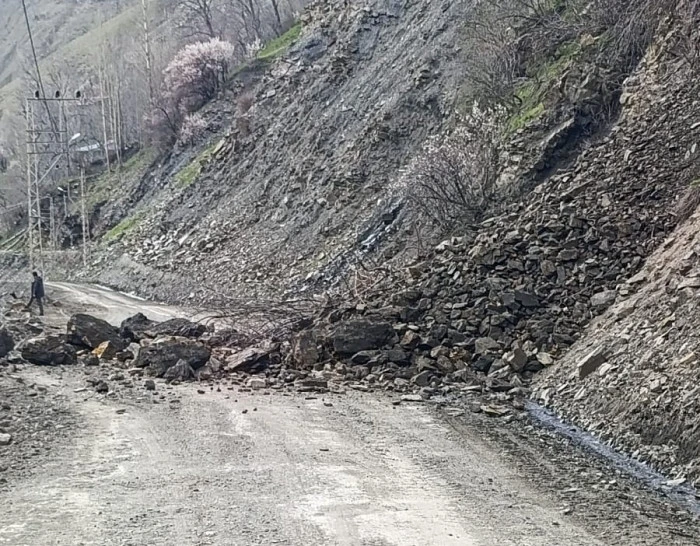 Bah&ccedil;esaray'da mahalle yolunda heyelan
