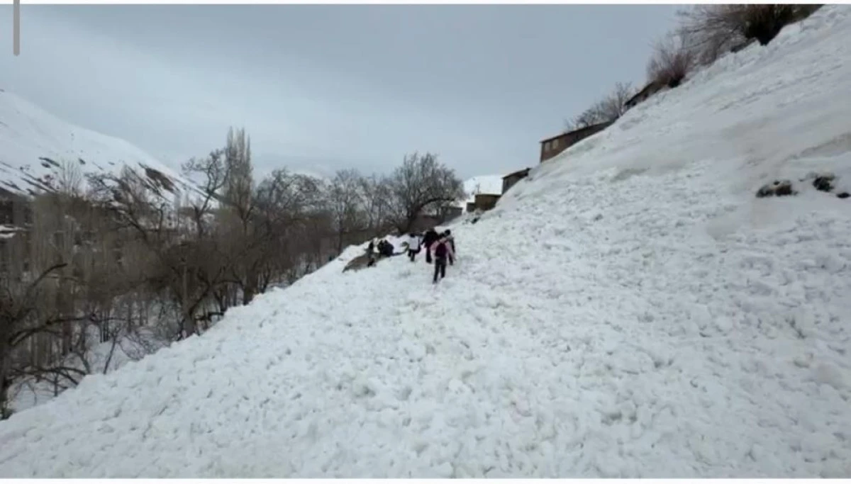 Bah&ccedil;esaray'da yola &ccedil;ığ d&uuml;şt&uuml;