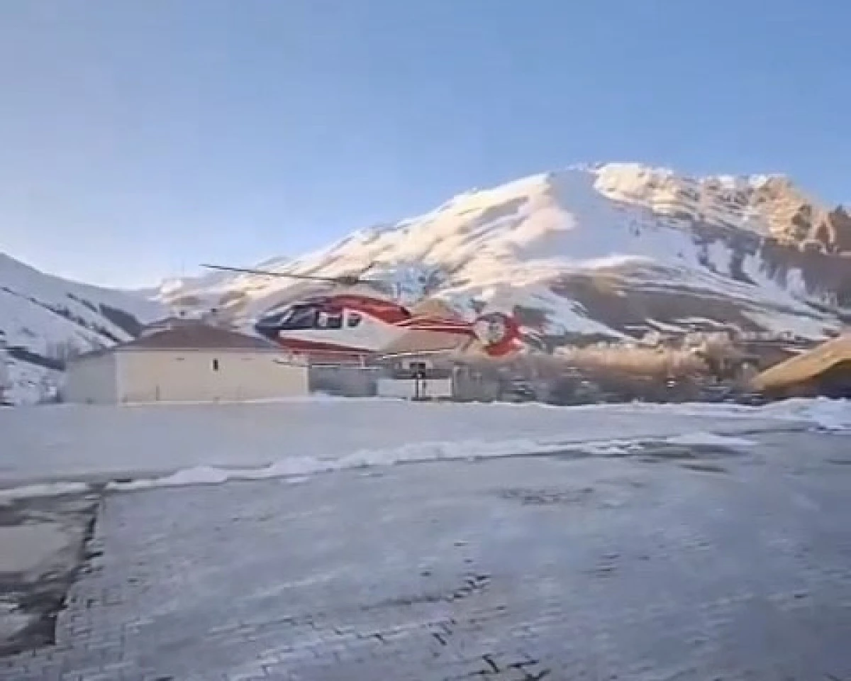  Bah&ccedil;esaray'daki minik hasta helikopter ambulansla Van'a sevk edildi