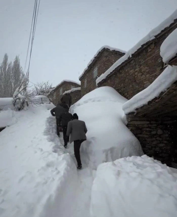 Bah&ccedil;esaraylılar a&ccedil;tıkları kar t&uuml;nelleriyle g&uuml;nl&uuml;k hayatlarını s&uuml;rd&uuml;r&uuml;yor