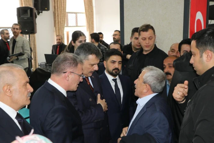 Bakan &Ccedil;ift&ccedil;i, asker ve vatandaşlarla bayramlaştı