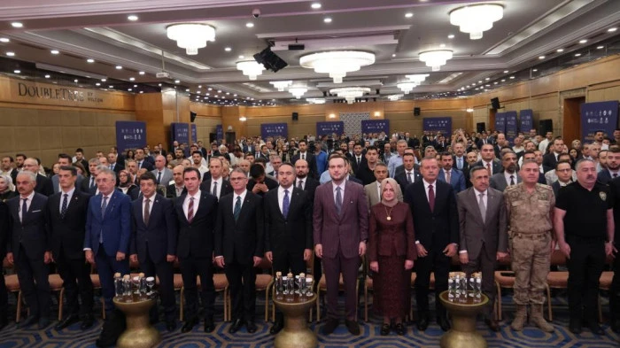 Bakan Yardımcısı Burak Demiralp: "Van G&ouml;l&uuml;'nde yılların biriktirdiği kirlilik y&uuml;k&uuml;ne neşter vurduk"