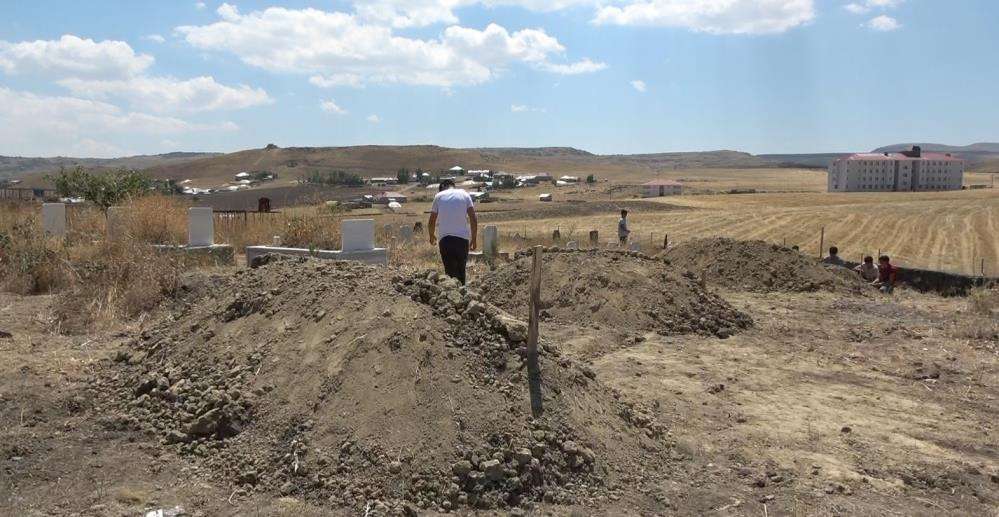 Baraj gölünde boğulan 2'si çocuk 5 kişi yan yana defnedildi