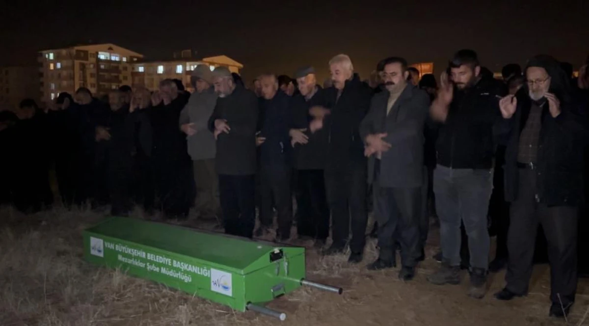 Baraja uçan araçta hayatını kaybeden 22 yaşındaki Cihat gözyaşları arasında toprağa verildi