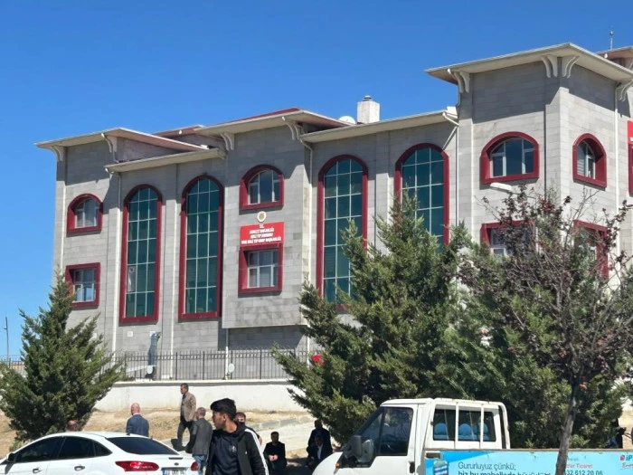 Barışmaya giderken öldürülen anne ve oğulları defnedildi