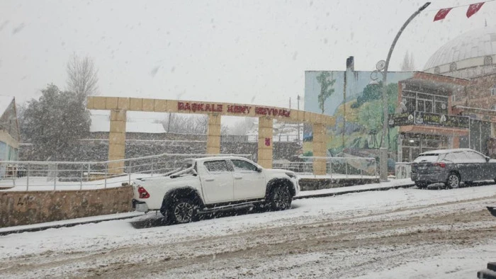 Başkale beyaza bürüdü