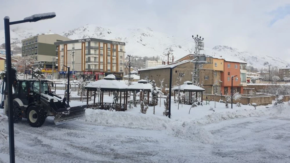 Başkale'de 13 yerleşim yerine ulaşım sağlanamıyor