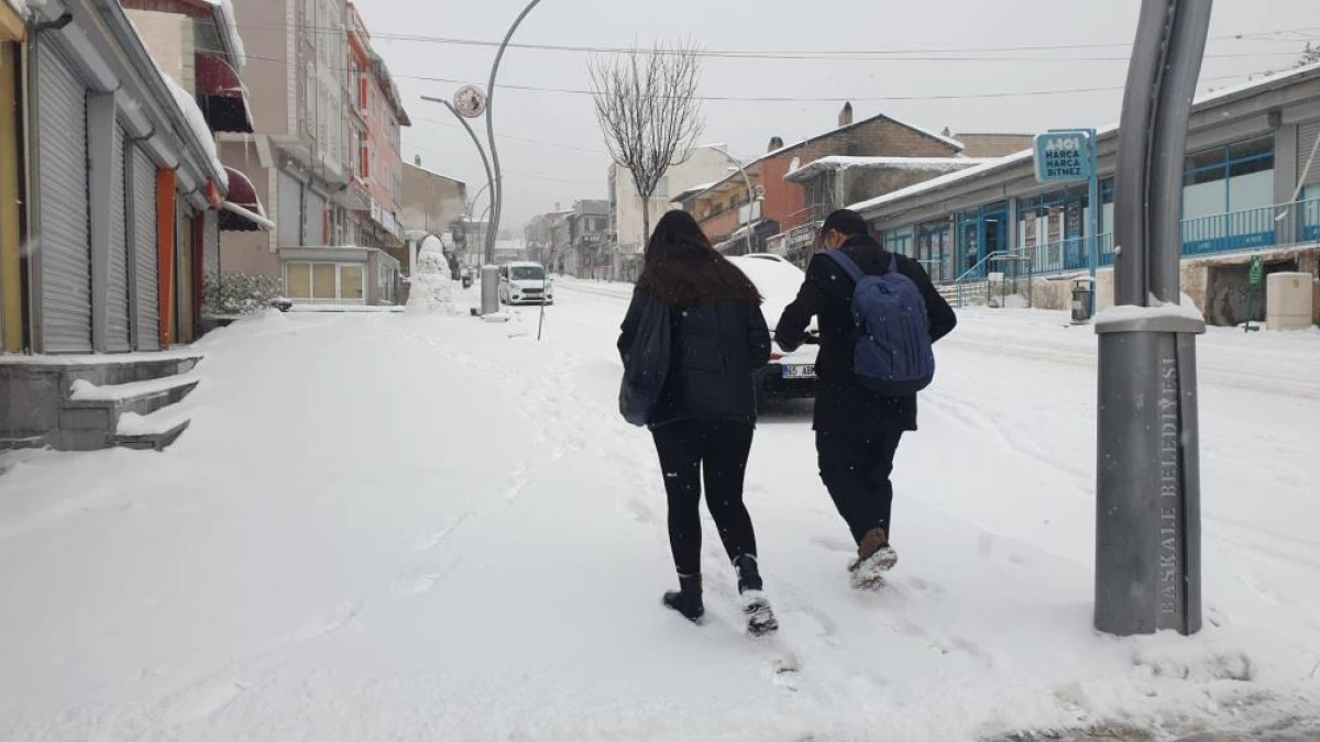 Başkale'de 19 yerleşim yerinin yolu ulaşıma kapandı