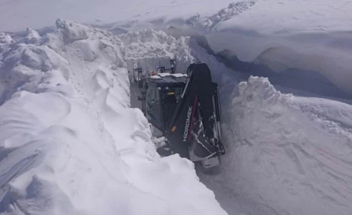 Başkale'de 3 metreyi bulan kar t&uuml;nellerinde &ccedil;alışma