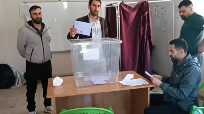 Başkale'de 4 mahallede muhtarlık se&ccedil;imi yenilendi