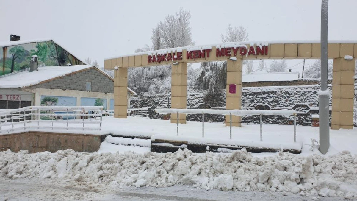 Başkale'de araçlar kara gömüldü: 11 yerleşim yerinin yolu ulaşıma kapandı