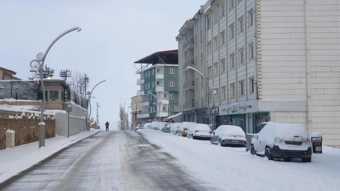 Başkale'de ara&ccedil;lar kara g&ouml;m&uuml;ld&uuml;: 4 yerleşim yerinin yolu ulaşıma kapandı
