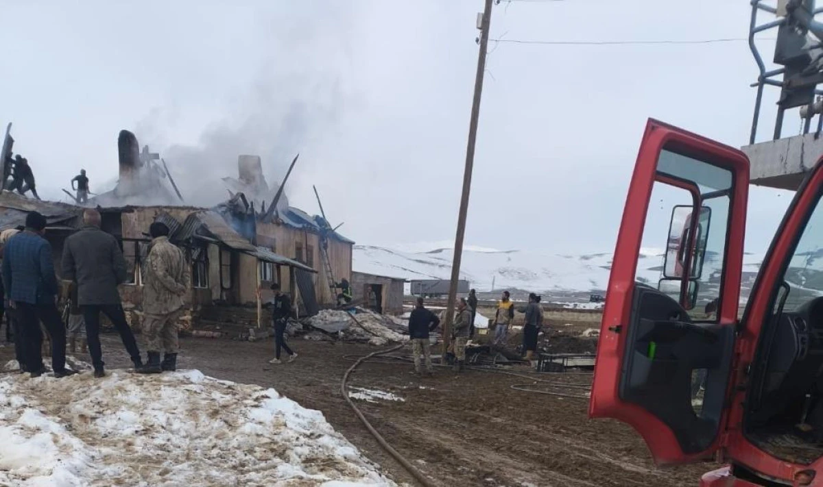 Başkale'de ev yangını